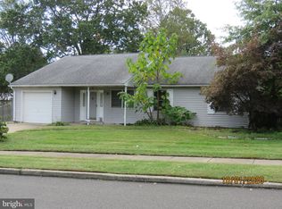 2 Rue Ct, Levittown, PA 19054
