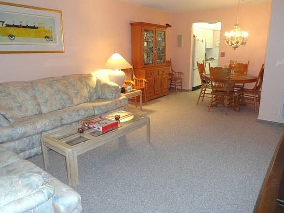Spacious Great Room With New Berber Carpet