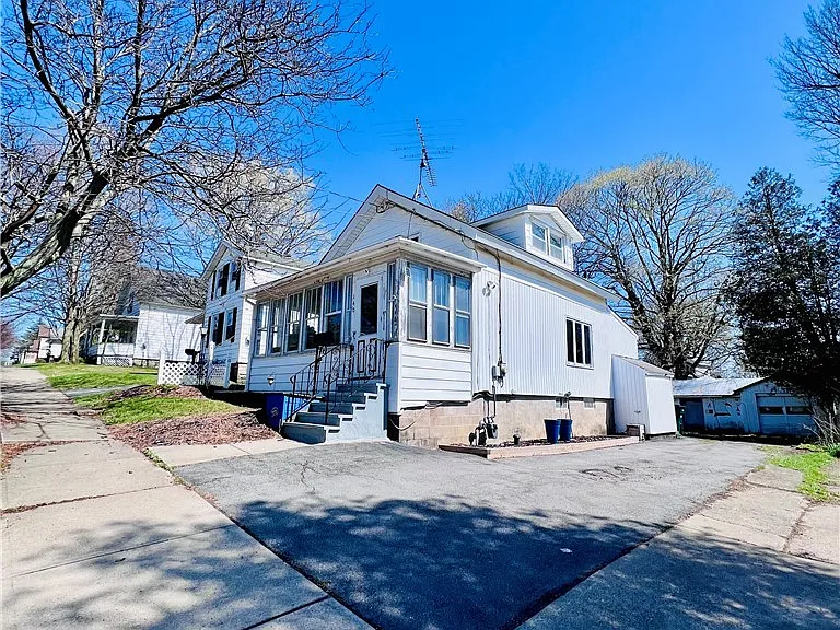 140 E Oneida St — Photo 2