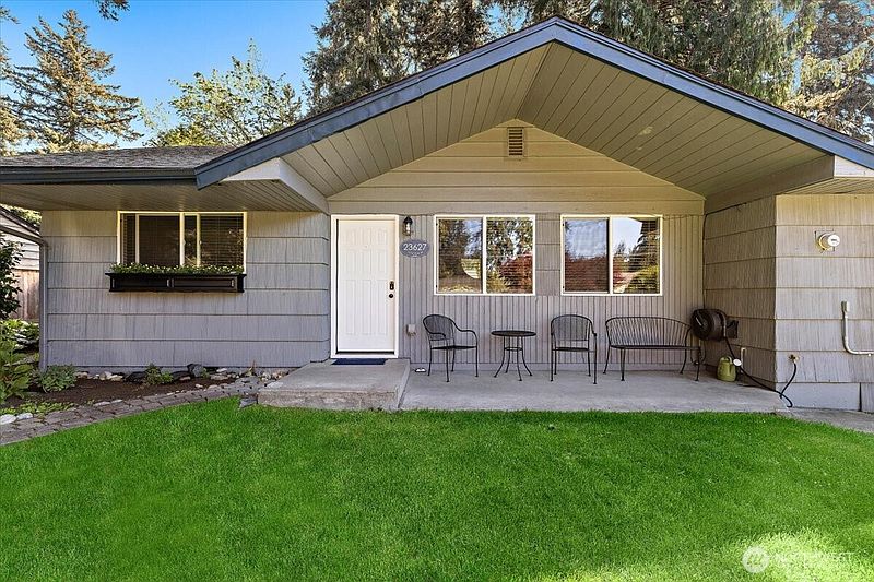 4th image of 23627 101st Avenue W