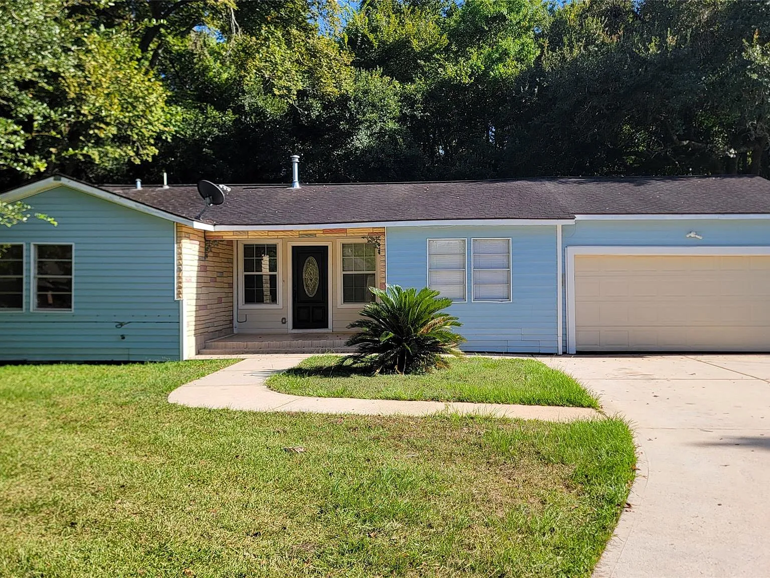 3 bed, 1.0 bath, 1302 sqft, $1,700 — Photo 1