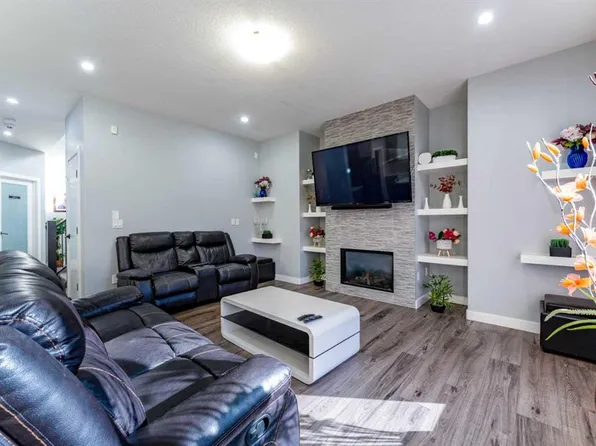 227 E Bayview St SW, Airdrie, AB T4B 4G2