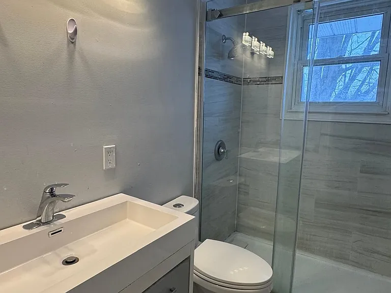 1467 Oxford St — Photo 12