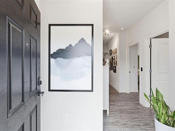 3rd image of 11 Willowrun Dr SW