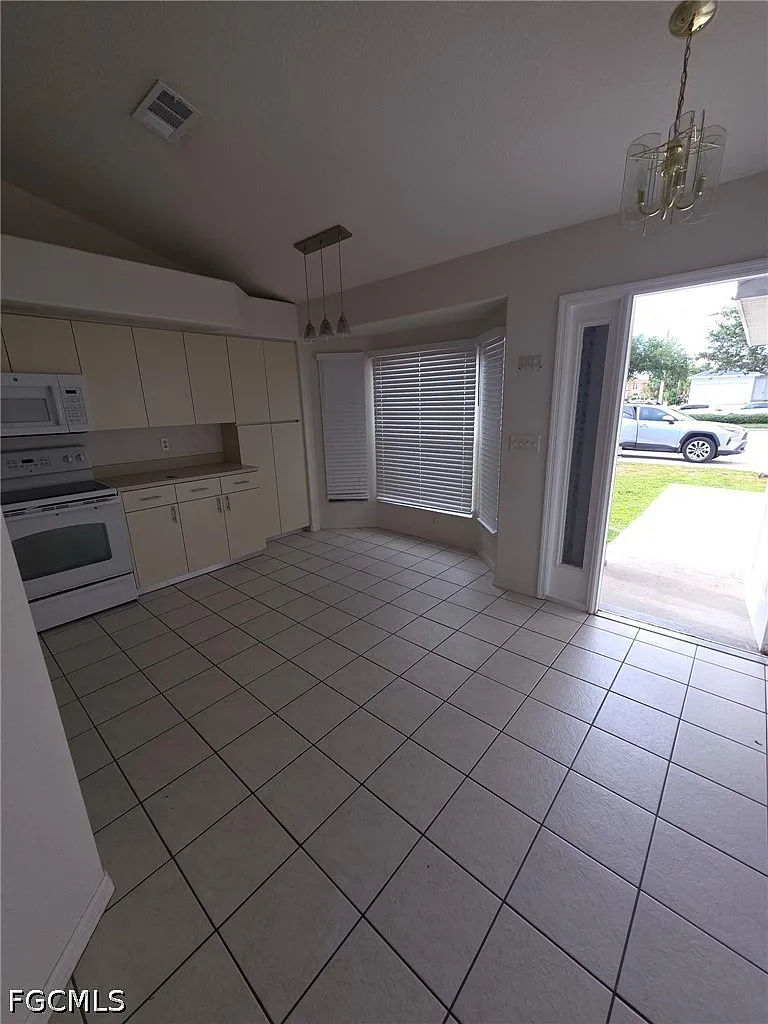 2 bed, 2.0 bath, 2256 sqft, $1,700 — Photo 3