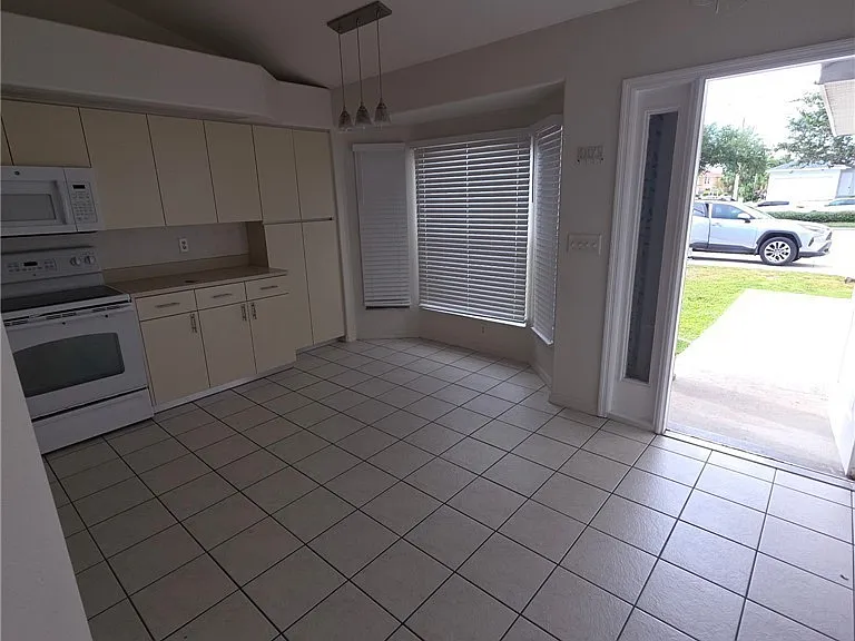910 Cape Coral Pkwy W — Photo 3