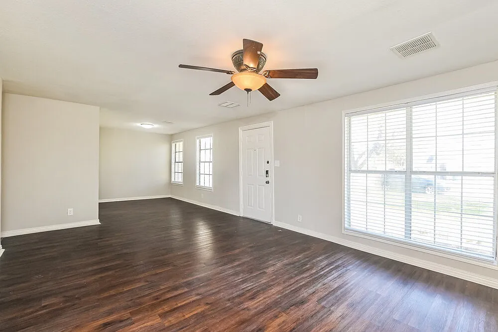 4 bed, 2.0 bath, 1400 sqft, $1,640 — Photo 4