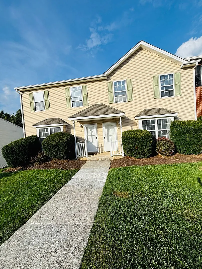 2 Bedroom, 2.5 Bath Townhouse — Photo 1