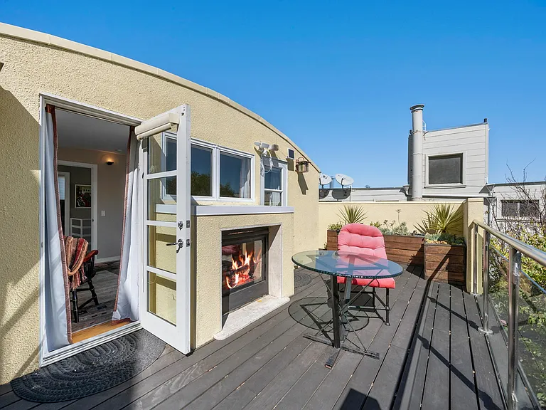 2552 Hyde St — Photo 12