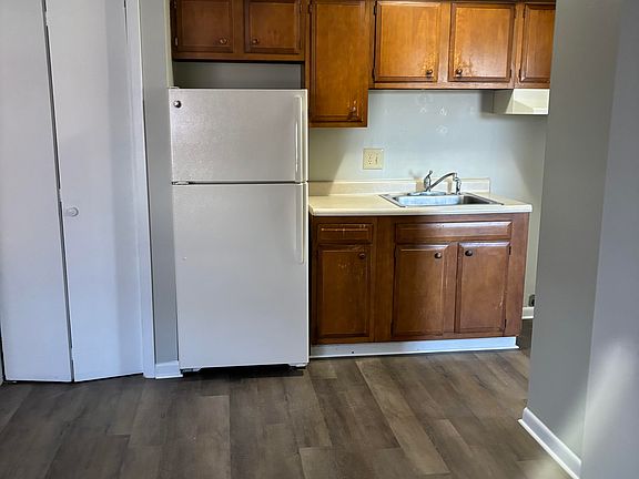 3rd image of 1059 E Long St APT 5