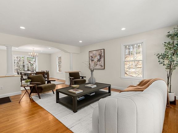2nd image of 7 Crest Cir