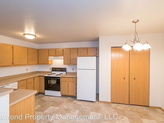 4th image of 225 Tamarack Dr APT 5
