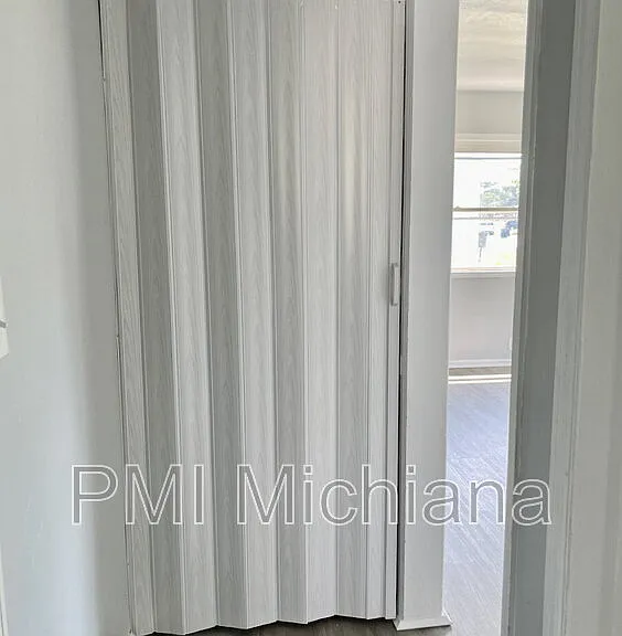 230 N Albert Ave — Photo 12