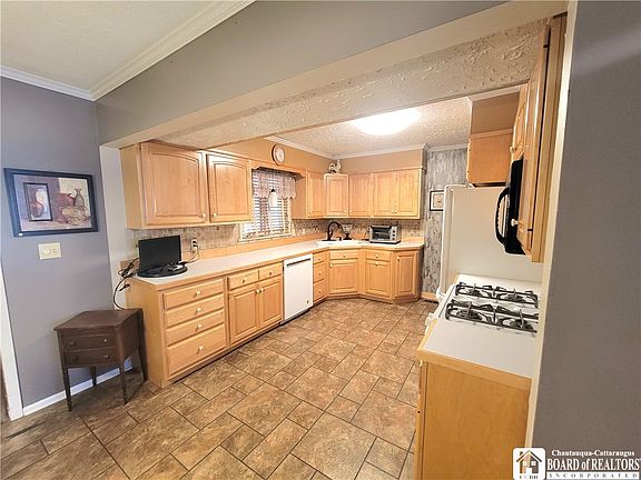 5th image of 28 Laurie Ln