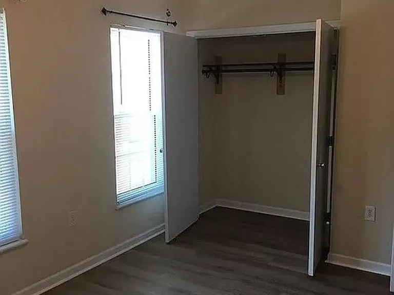 820 Catherine St — Photo 12