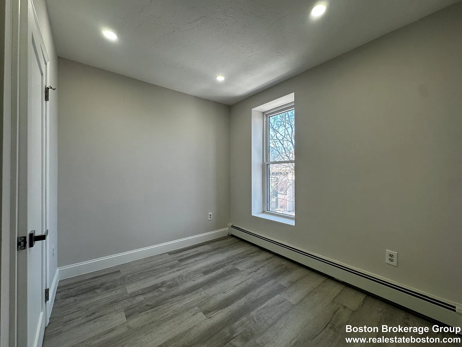 3 bed, 999 sqft, $5,200 — Photo 3