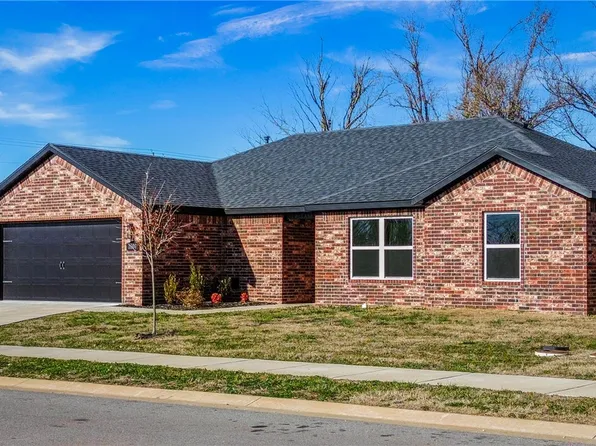 1000 Autumn Royal Ave, Lowell, AR 72745