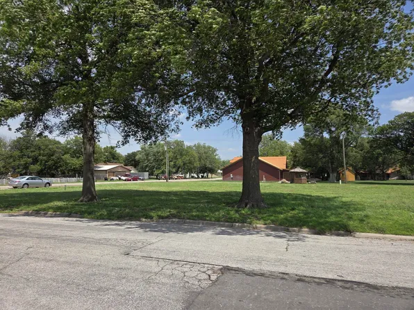 409 W McPherson St, Canton, KS 67428