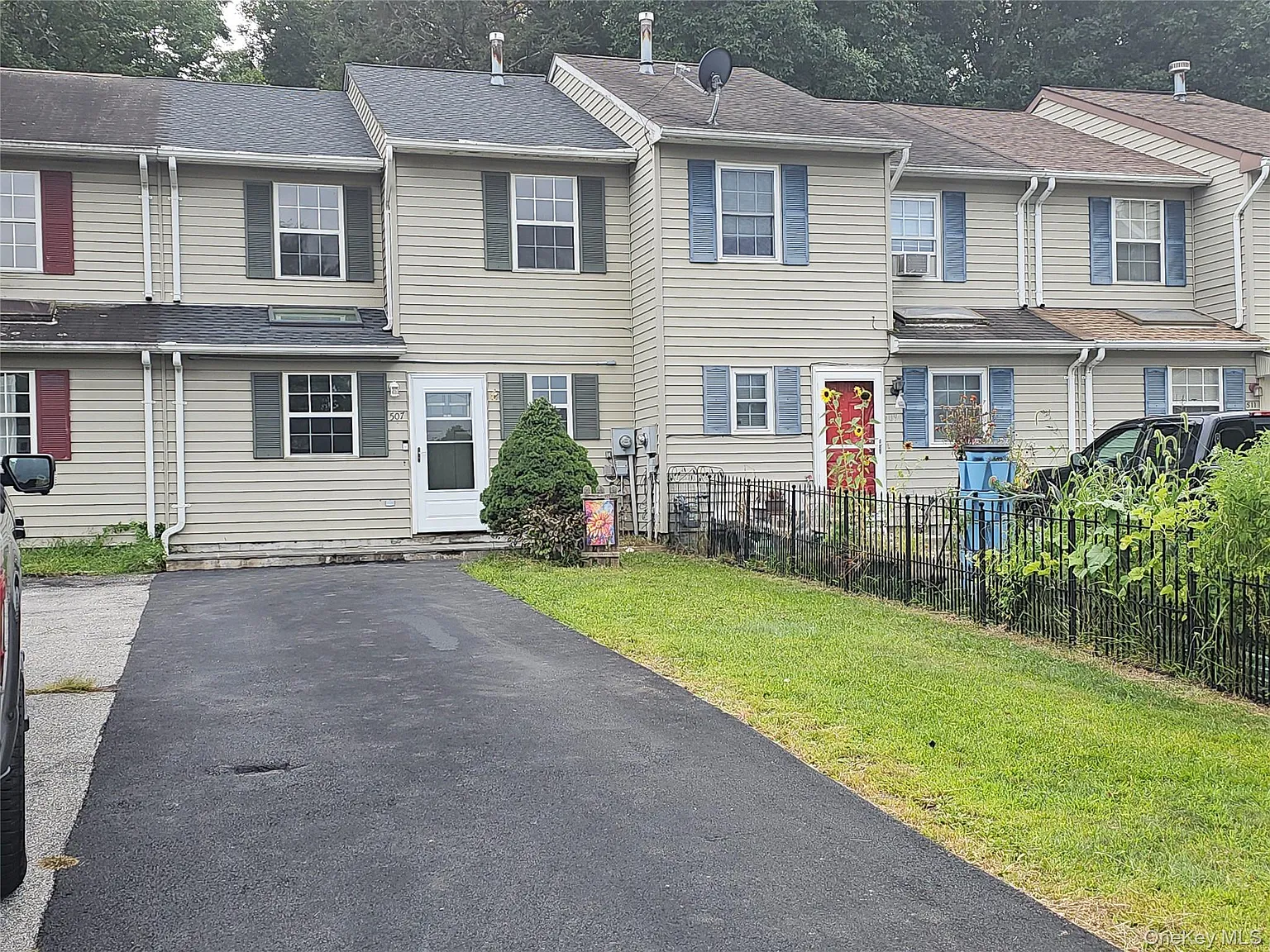 3 bed, 1.5 bath, 1324 sqft, $2,600 — Photo 2
