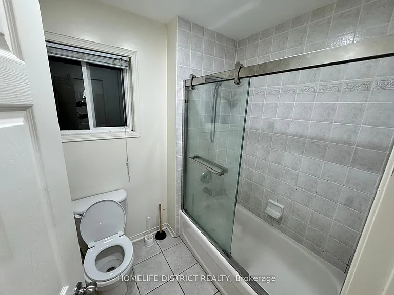 1100 Ashgrove Cres — Photo 24