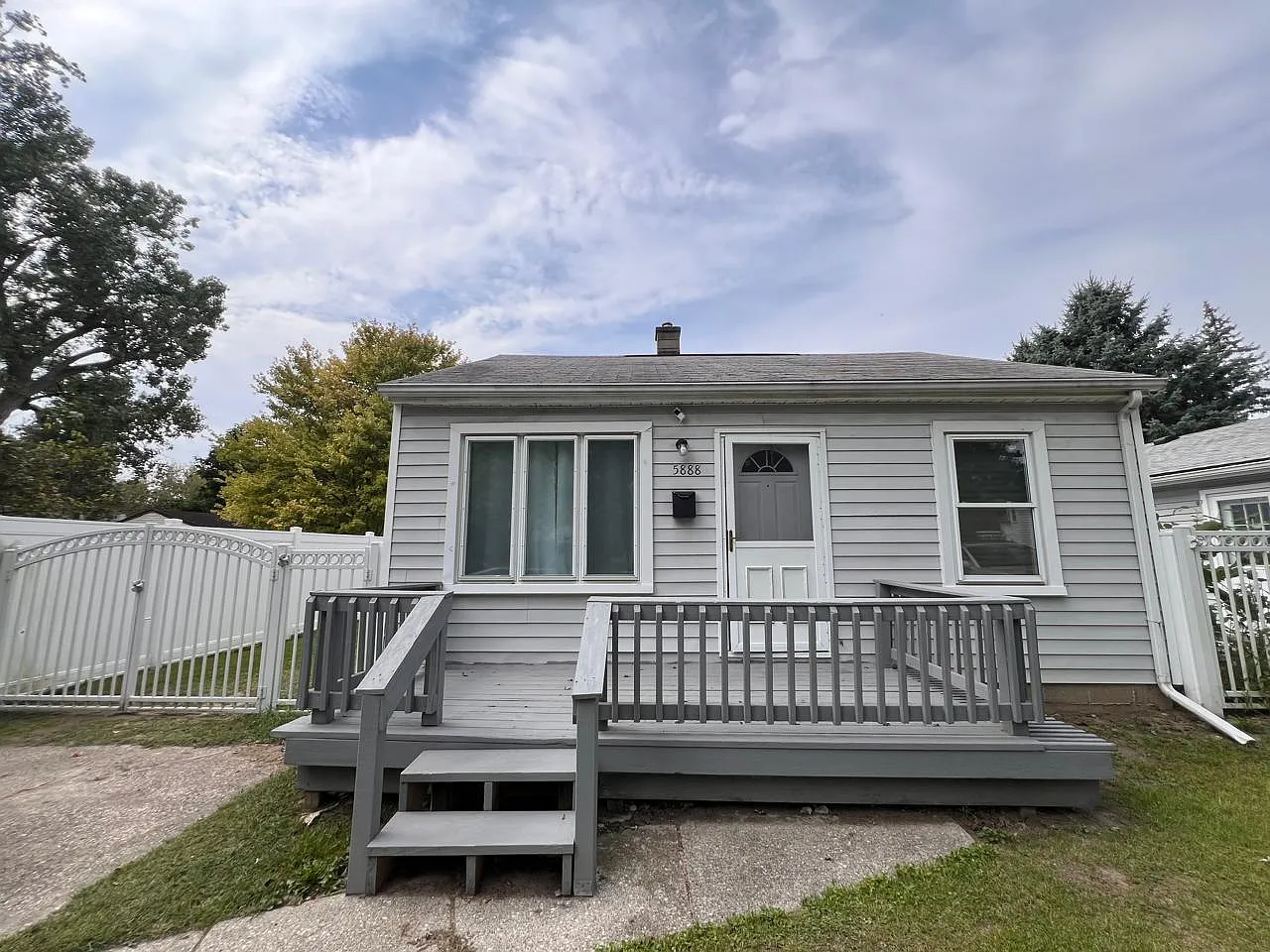 5888 Glenis Street - 1 — Photo 1