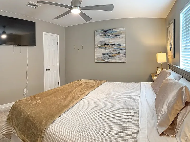 809 Bremen Ave — Photo 10