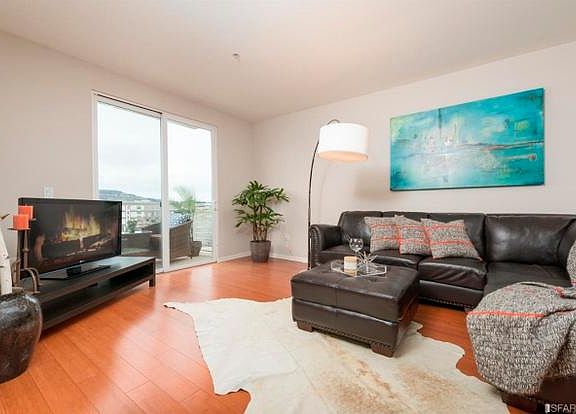 Living room w/ balcony
