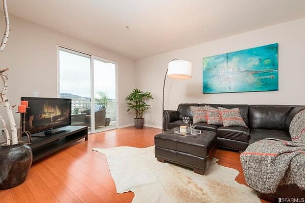 Living room w/ balcony