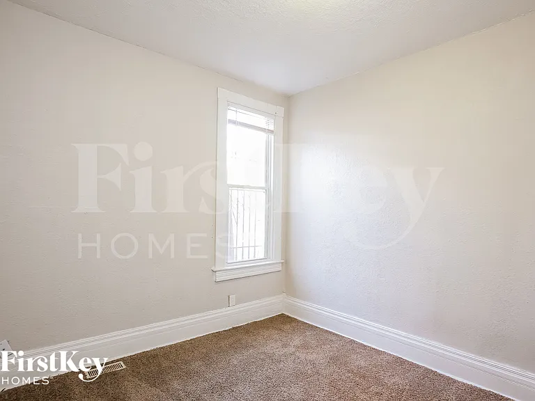 2447 Norton Ave — Photo 14