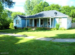 124 S Grove St SE, Lowell, MI 49331