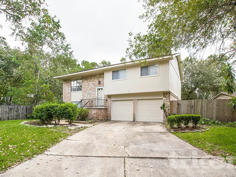 8610 Pine Shores Dr — Photo 2