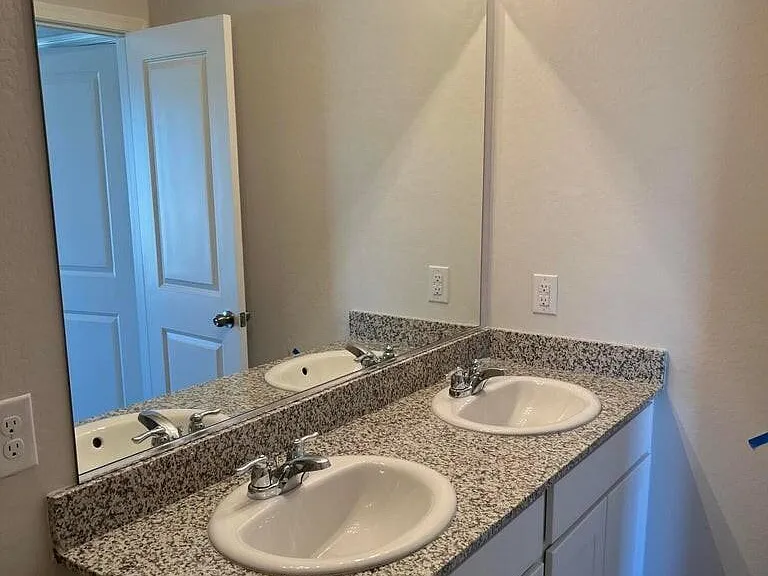 241 S Apache Ave — Photo 8