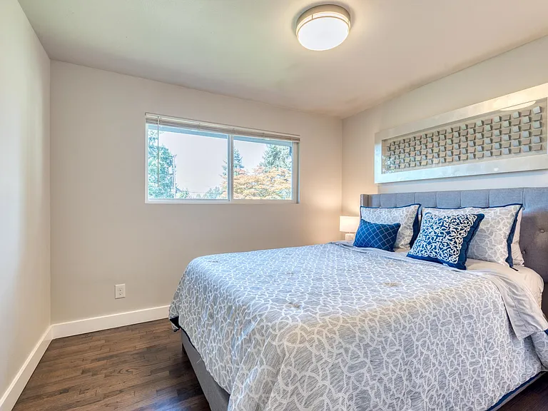 1st Bedroom with Queen Bed