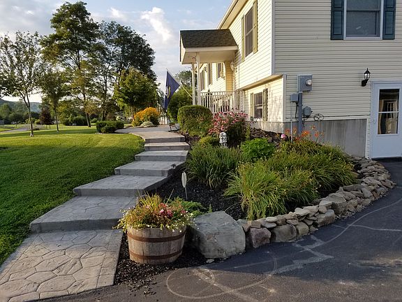 4th image of 18 Pamela Dr