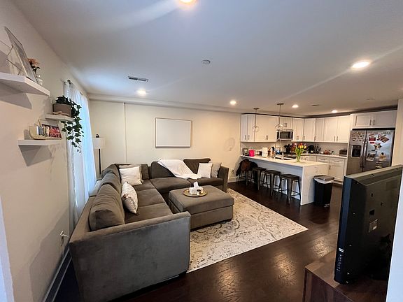 5th image of 970 N Marshall St #8
