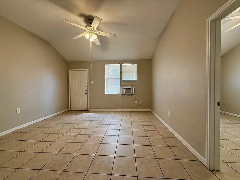 610 Burleson St — Photo 4