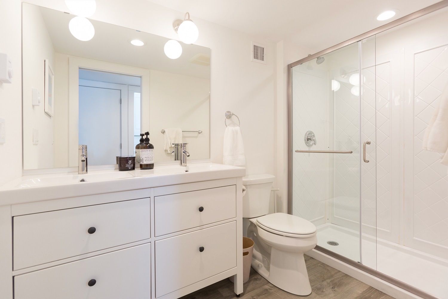  Downstairs bathroom.