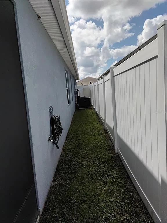3 bed, 2.0 bath, 1645 sqft, $2,400 — Photo 4