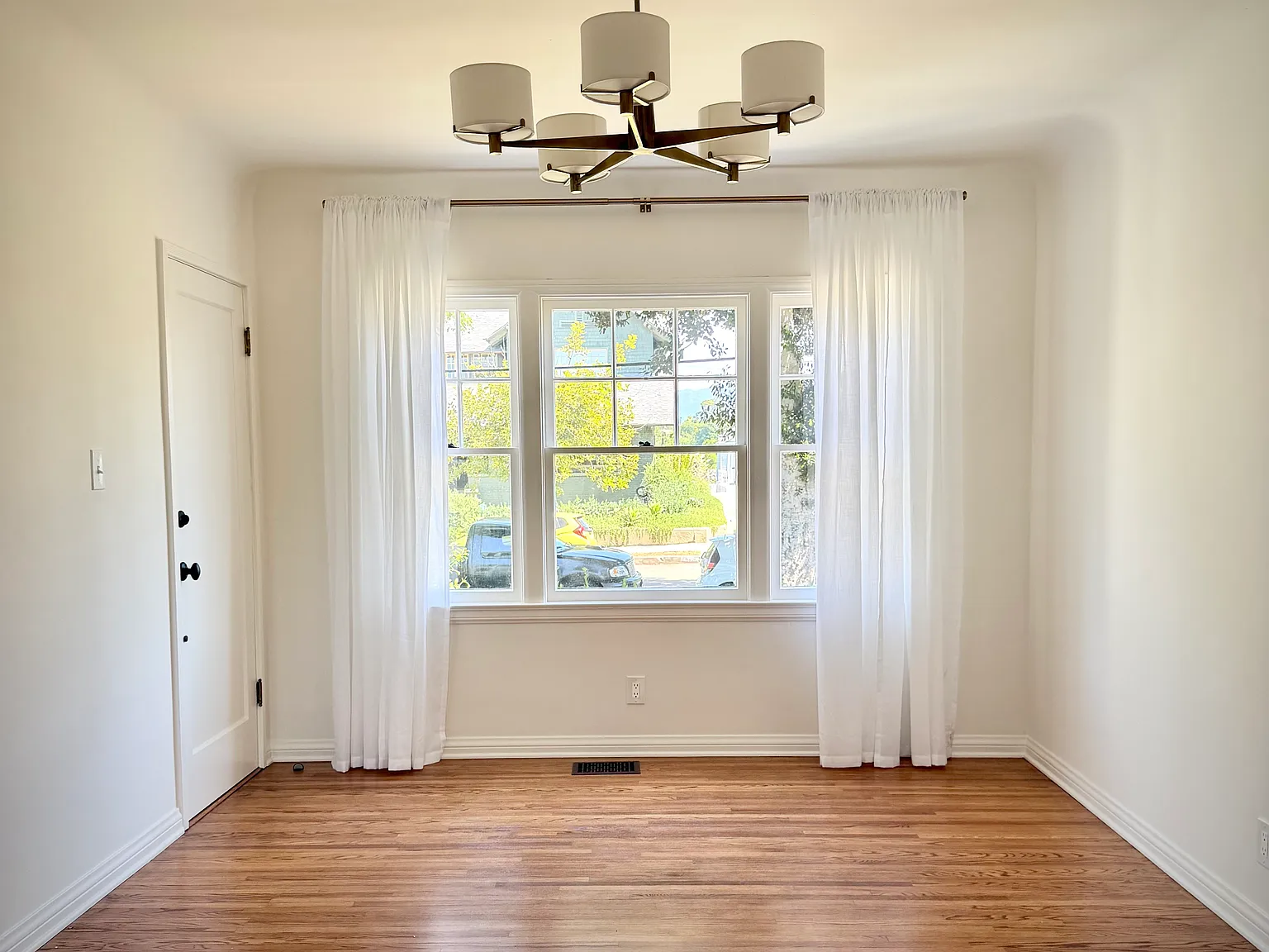 2 bed, 750 sqft, $3,600 — Photo 2