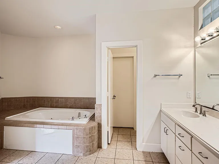 5830 Larkin St — Photo 11