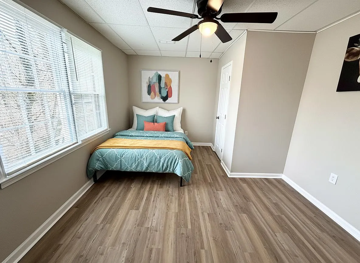 4 bed, 4.0 bath, 2427 sqft, $949 — Photo 1
