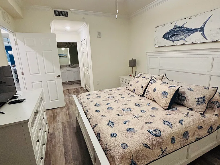 Master Bedroom
King Bed