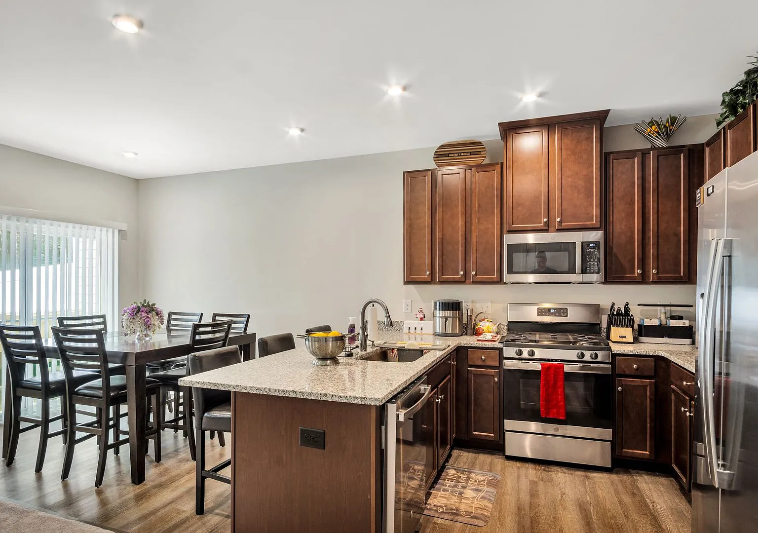 Fully Furnished 3 Bedroom 2.5 Bath Townhome In Williamsburg! — Photo 3