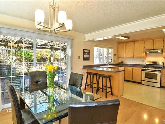 4th image of 563 Lamont Court N