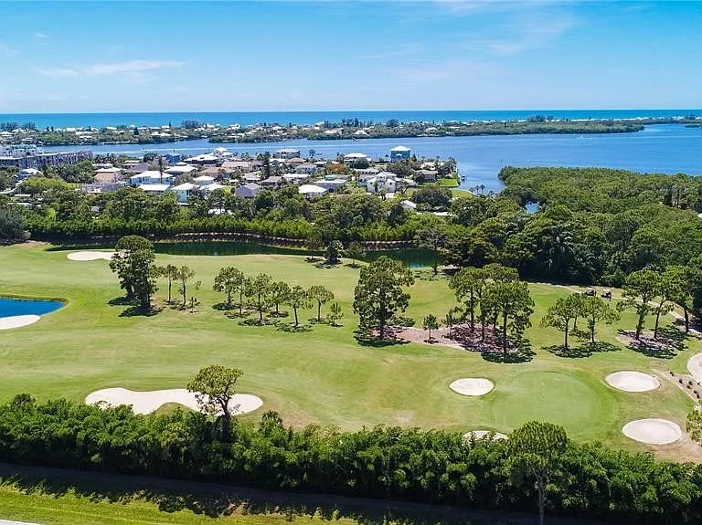 __ Why Golfers Love Staying Here
The beauty of staying at Fiddler's Green is that you aren't just limited to one course. Within a 10-15 minute radius, you have access to over a dozen different fairways. It makes it incredibly easy to plan a "golf week".
