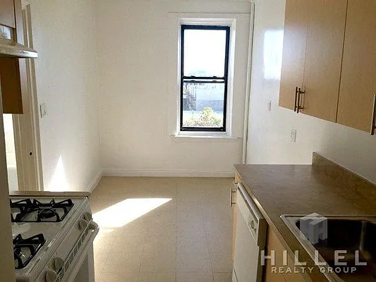 Rented by Hillel Realty Group | media 19