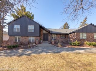 25235 Carollton Dr, Farmington Hills, MI 48335