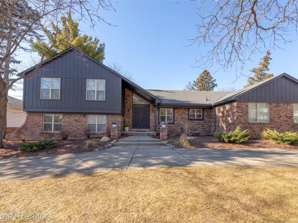 25235 Carollton Dr, Farmington Hills, MI 48335