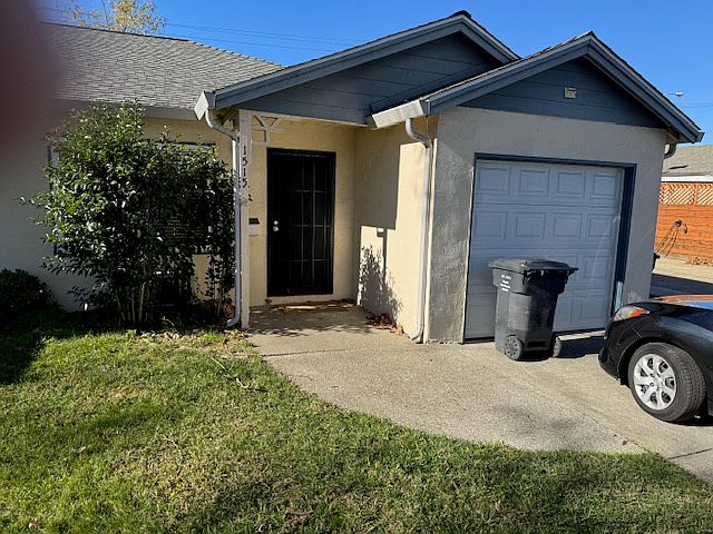 front yard and entry with 1 car garage