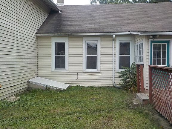 4th image of 104 E School St